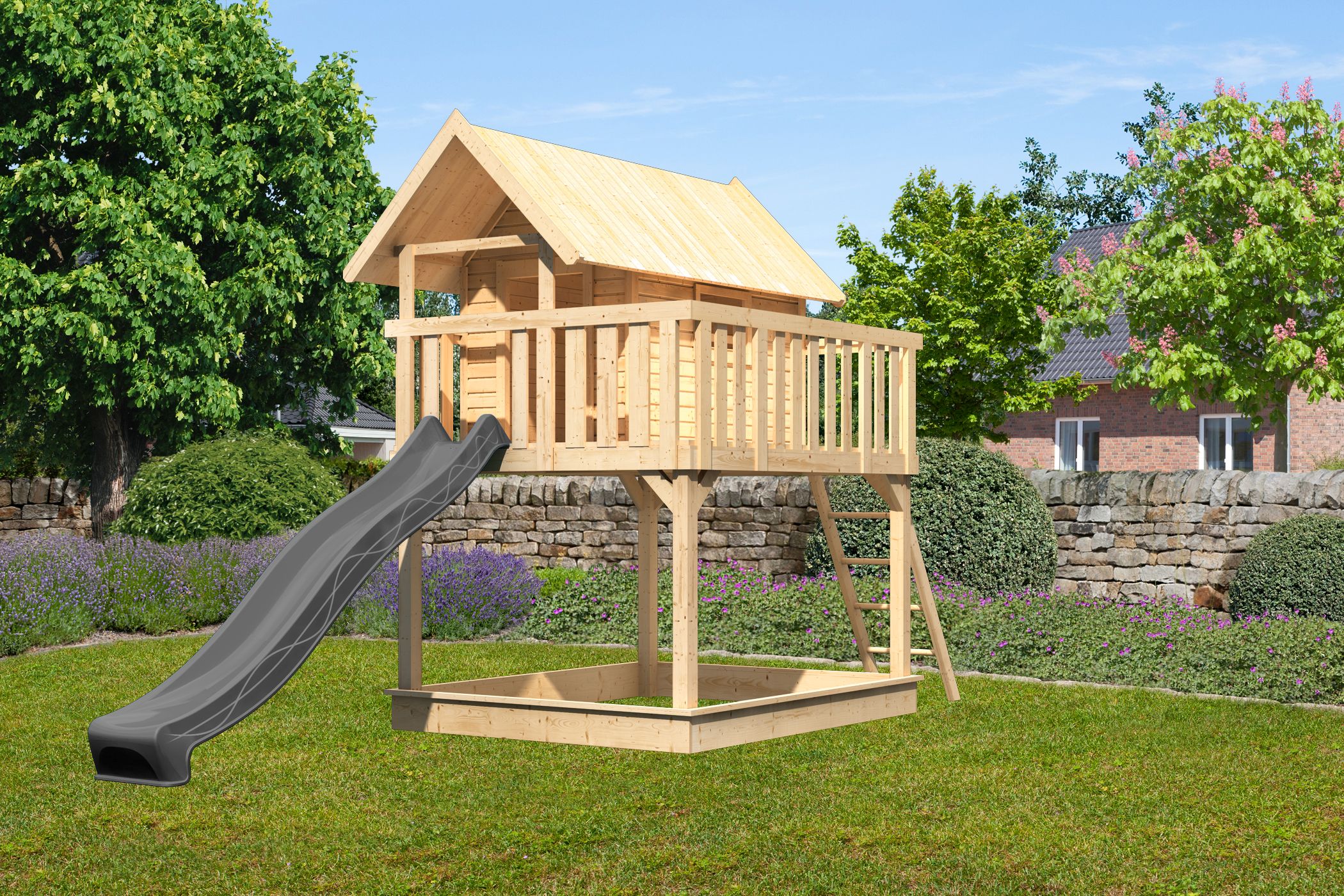 Karibu Spielgerät aus Holz mit Wellenrutsche, im Garten aufgebaut