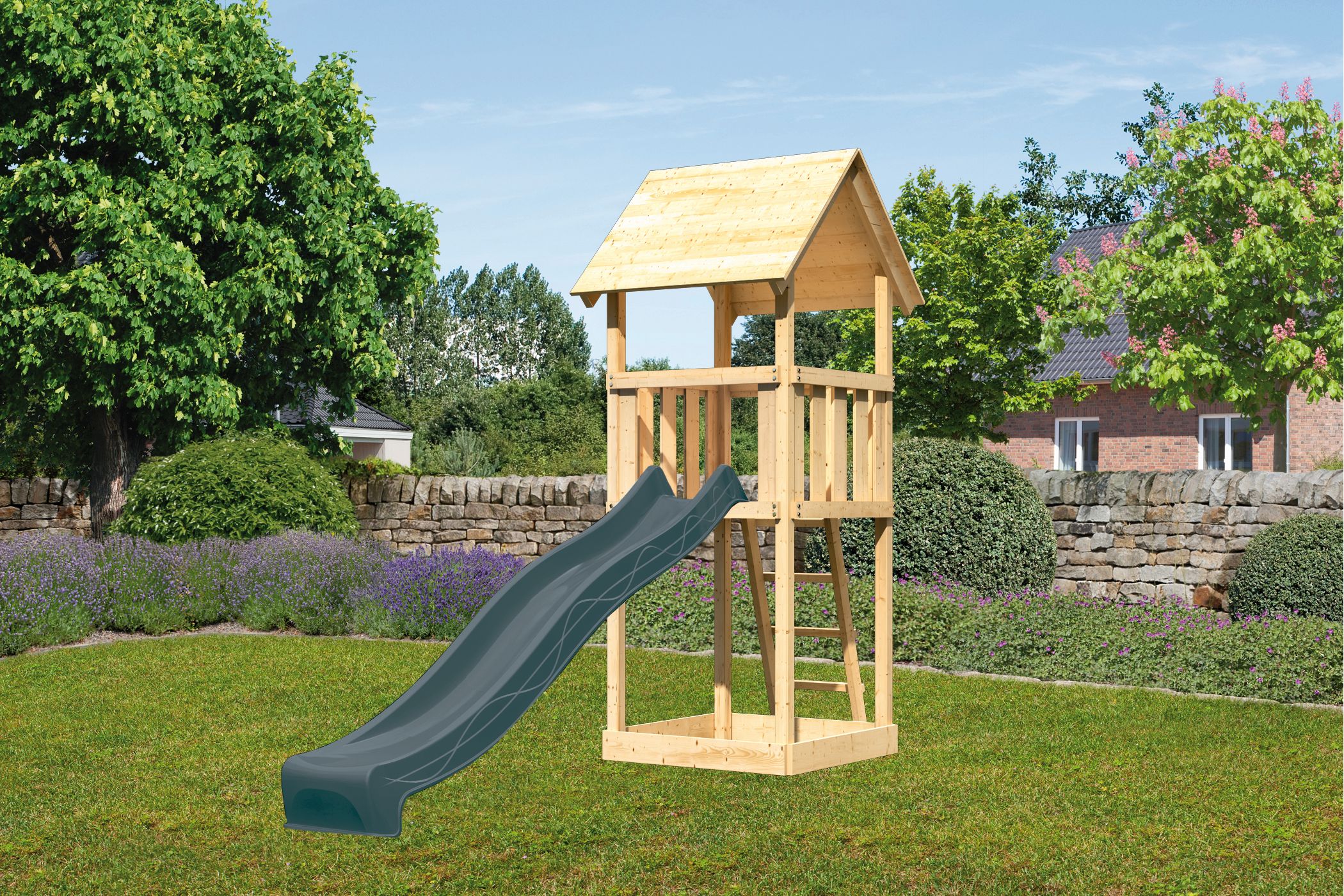 Karibu Spielgerät aus Holz mit Wellenrutsche, im Garten aufgebaut