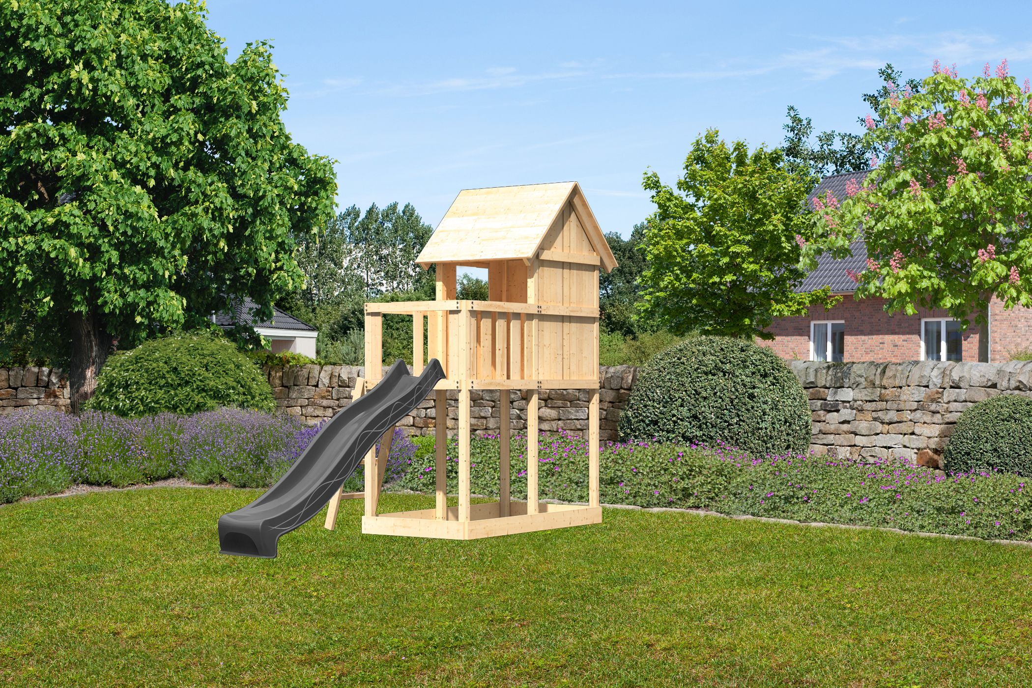 Karibu Spielgerät aus Holz mit Wellenrutsche, im Garten aufgebaut